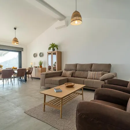 Paseros, Bbq, Pool, Spectacular Sea Views فيلة